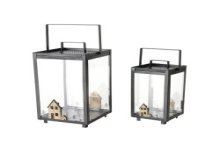 Boltze Home Lantaarn Homewood van metaal en glas met houten huisjes - set a 2 - H31cm en H24cm