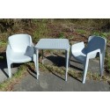 Salon de jardin Malaga en plastique gris. 2 chaises empilables et 1 table.