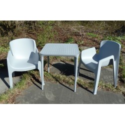 Salon de jardin Malaga en plastique gris. 2 chaises empilables et 1 table.