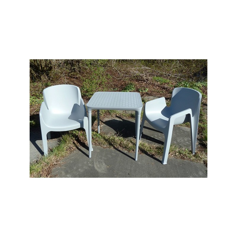 Salon de jardin Malaga en plastique gris. 2 chaises empilables et 1 table.