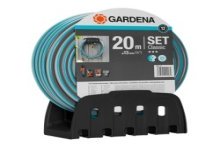 Ensemble de tuyaux d'arrosage Gardena 13 mm x 20 m avec support mural, raccords et pulvérisateur.