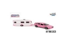 Kids Globe Volvo V70 met caravan rose die cast 30 cm pull-back action